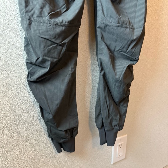 Lululemon Beyond the Studio Jogger Pant Grey Sage Lightweight Women Size 10 - Picture 15 of 16